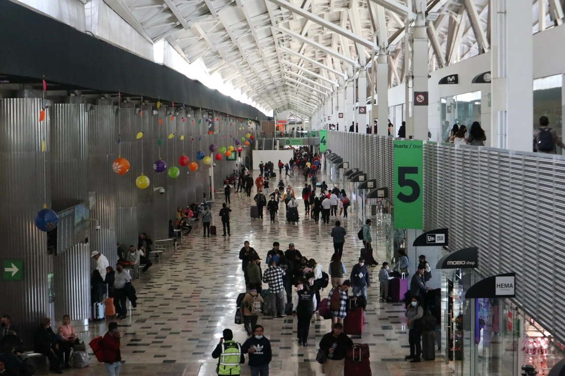 Personal capacitado se ubicará en distintos puntos de ambas terminales del AICM para brindar orientación a usuarios nacionales y extranjeros. Foto Alfredo Domínguez / Archivo
