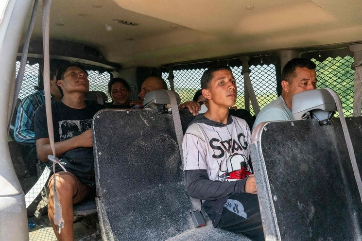 El ordenamiento entró en vigor el pasado 1 de julio y busca castigar con penas graves a quienes transporten personas indocumentadas dentro o hacia el estado. Su redacción promueve la discriminación y el perfilamiento racial, además de que castiga con severidad el delito de trata de personas. Foto Afp / Archivo  