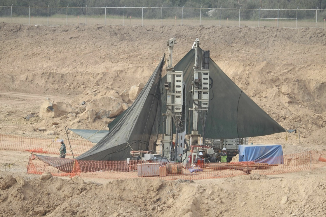 La Coordinadora Nacional de Protección Civil realizará una explosión diaria para remover el material rocoso en El Pinabete, en Sabinas, Coahuila. Foto Cuartoscuro / Archivo