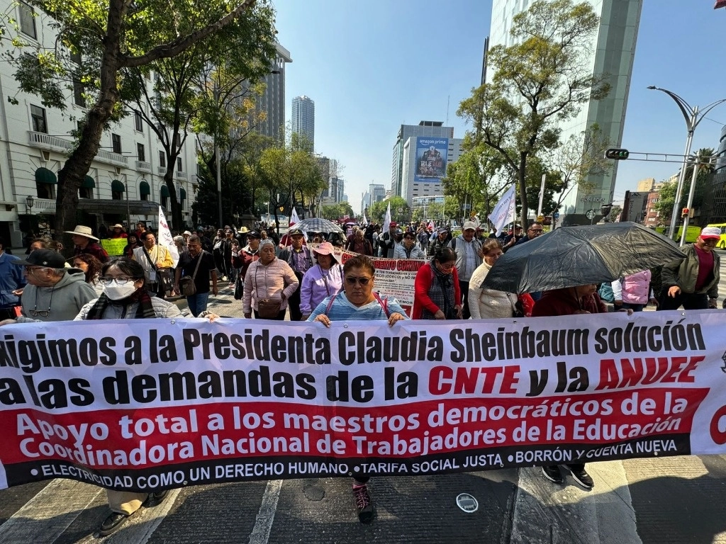 Maestros de la sección 22 de la CNTE marchan sobre Reforma y la avenida Juárez, en dirección hacia el Zócalo capitalino, el 9 de diciembre de 2024. Foto Luis Castillo