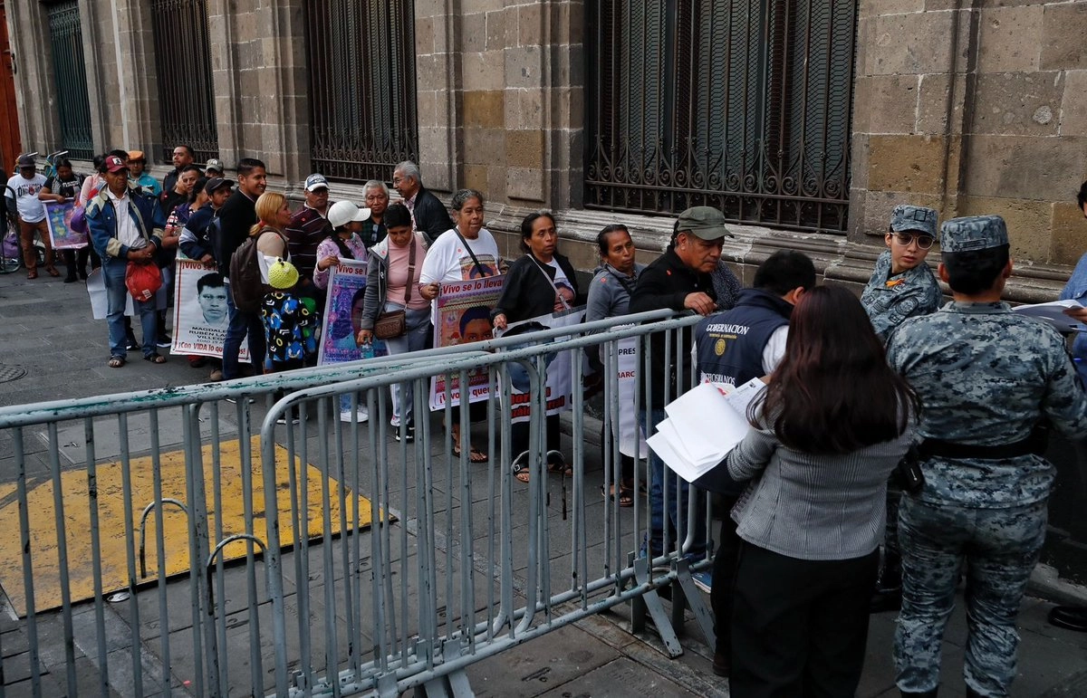 Como en cada reunión con las autoridades, las madres y los padres de los 43 normalistas desaparecidos arribaron a Palacio Nacional portando las imágenes de sus hijos. Foto 