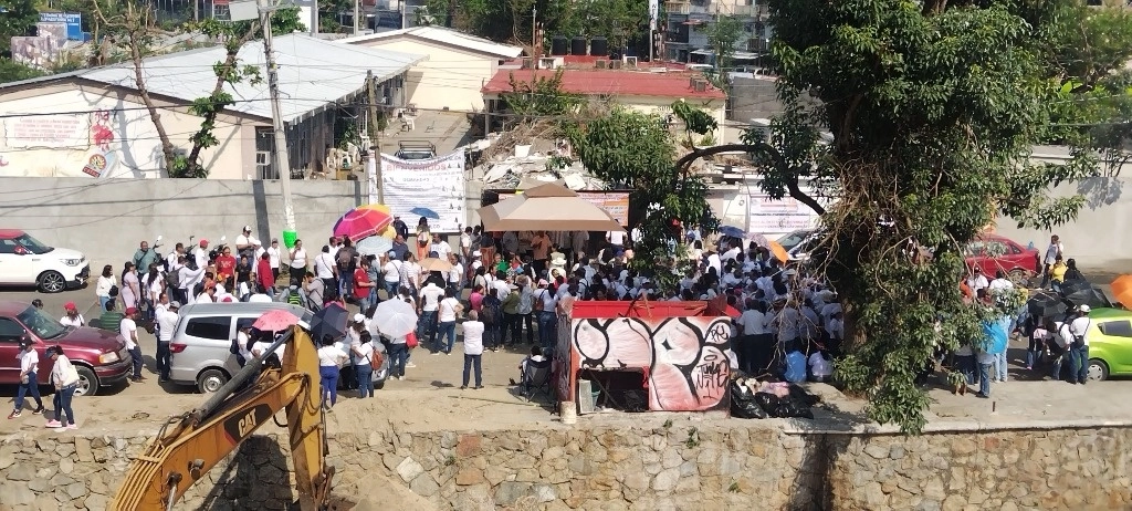 Profesores de las ocho regiones se fueron a paro para exigir el cumplimiento de minutas de acuerdos signados en 2023 con la Secretaría de Educación Guerrero (SEG). Foto Héctor Briseño
