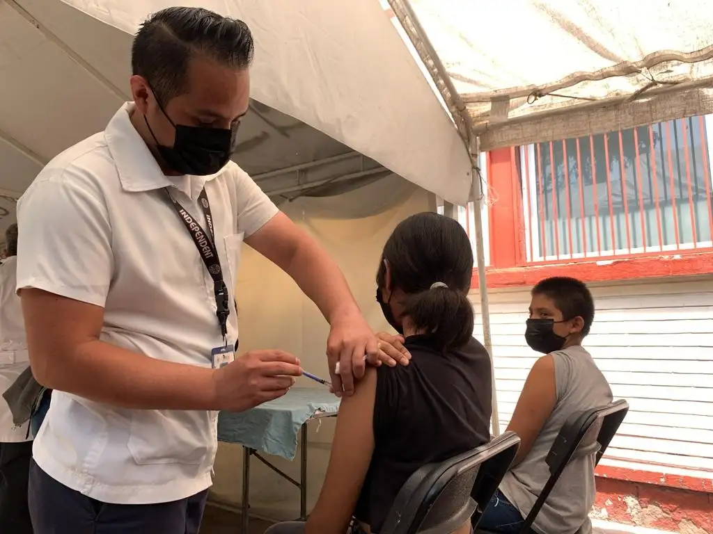 Jóvenes de 12 a 17 años acuden al Centro de Salud T- III Beatriz Velasco Alemán para vacunarse contra el covid-19, en la alcaldía Venustiano Carranza, en la Ciudad de México, el 30 de mayo de 2022. Foto Pablo Ramos