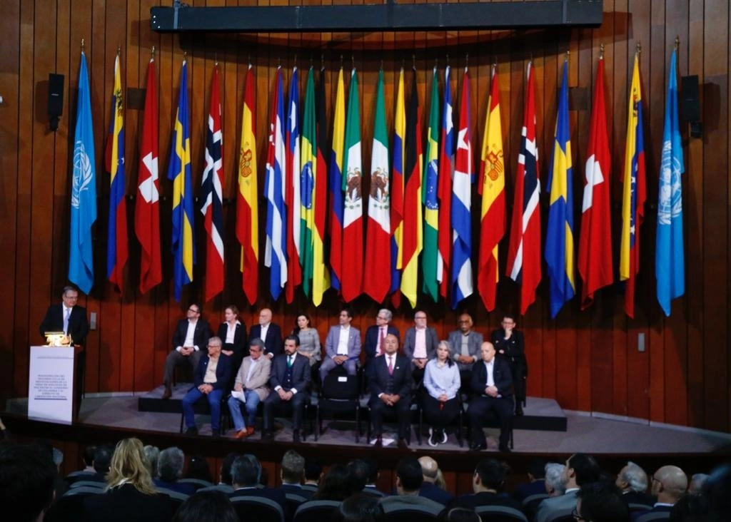 El canciller Marcelo Ebrard encabeza la inauguración del segundo ciclo de negociaciones de la mesa de diálogos de paz entre el Gobierno de Colombia y el Ejército de Liberación Nacional, en las instalaciones de la Conferencia Interamericana de Seguridad Social, en la Ciudad de México, el 13 de febrero de 2023. Foto María Luisa Severiano