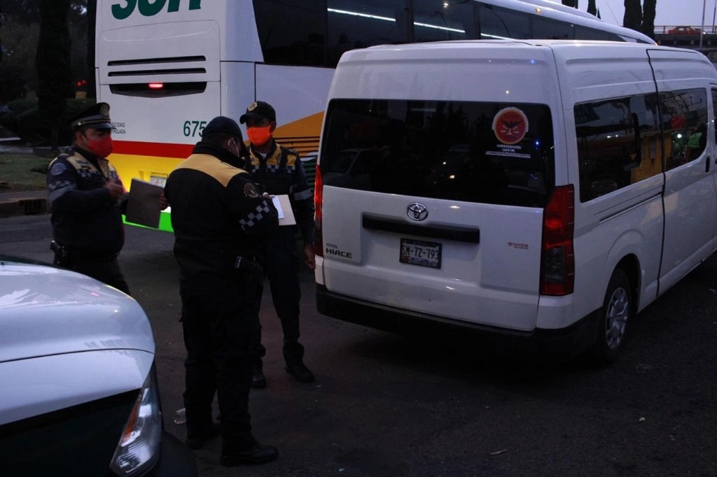 En las inmediaciones del Metro en Boulevard Puerto Aéreo la Semovi realizó operativos para reordenar el transporte. Foto Semovi