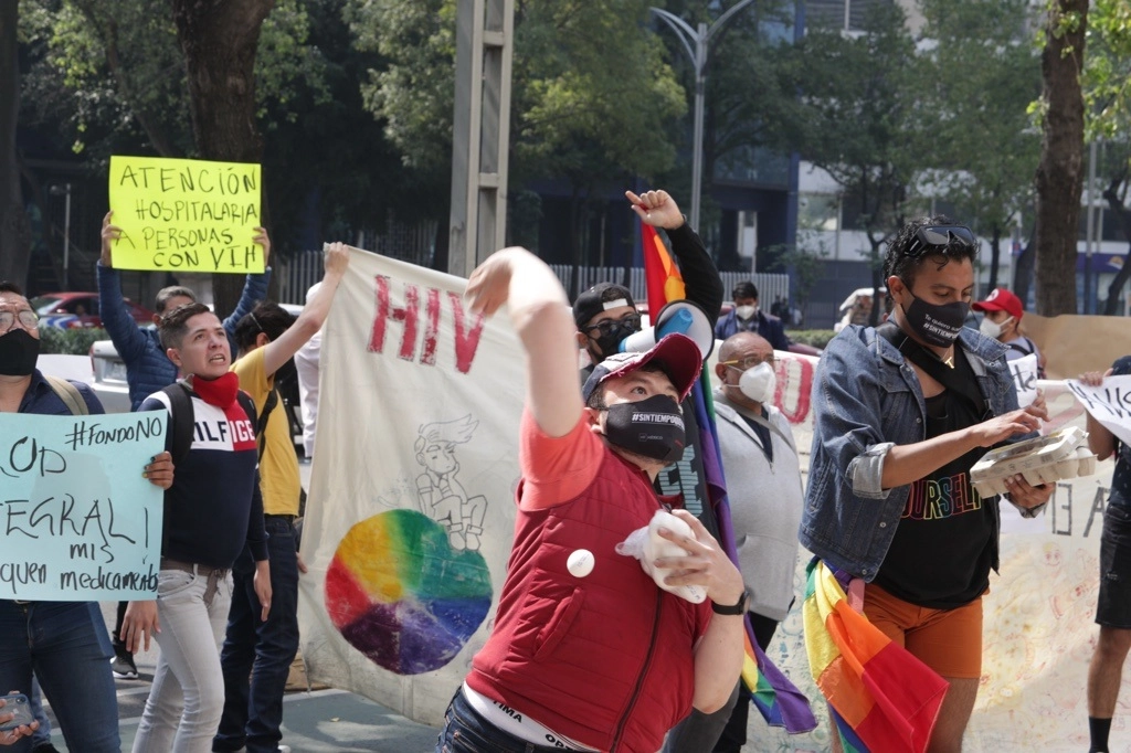 Personas con VIH lanzan huevos al edificio del Senado, en protesta por la desatención del gobierno a esta población. Foto Roberto García Ortiz