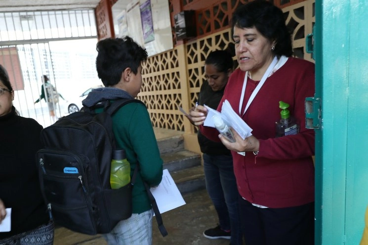 La automatización del trámite fortalece las recomendaciones de las autoridades sanitarias al evitar aglomeraciones en los planteles, y prevenir contagios entre quienes integran las comunidades escolares. Foto Yazmín Ortega Cortés / Archivo 