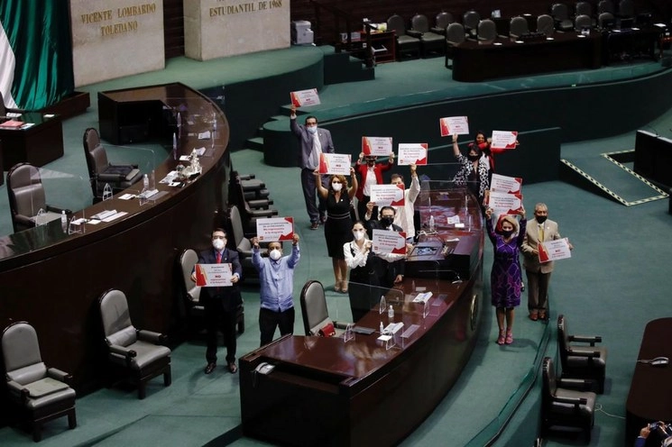 Diputados del PT y de Morena subieron a la tribuna para protestar contra la presidenta de la Mesa, Laura Rojas, antes de iniciar la sesión en el salón de la Cámara de Diputados. Foto Cristina Rodríguez