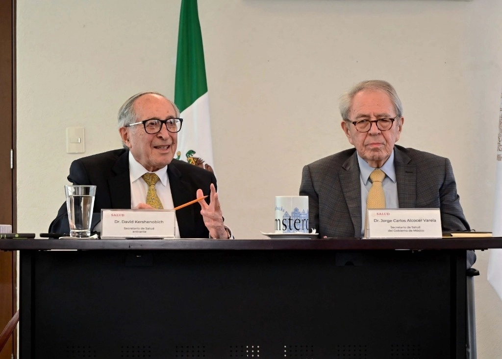 El titular de la Ssa, Jorge Alcocer Varela (der) y el próximo secretario, David Kershenobich (izq) durante la reunión. Foto Secretaría de Salud