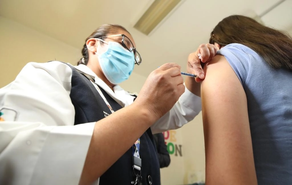 Personal de salud aplica una dosis de la vacuna contra la influenza en la Clínica de Especialidades Número 6, ubicada en la calle Lucerna de la alcaldía Cuauhtémoc, Ciudad de México, el 3 de octubre de 2022. Foto María Luisa Severiano
