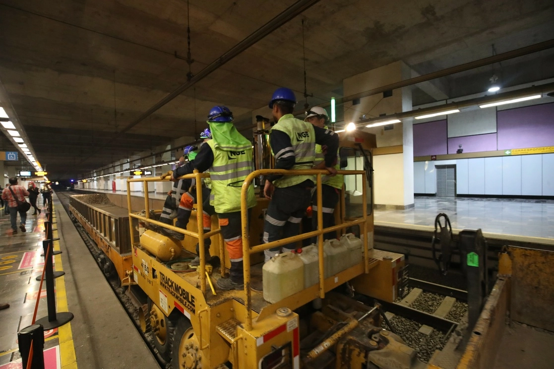 Trabajos de mantenimiento y reparación en la Línea 12 del Metro. Foto Luis Castillo