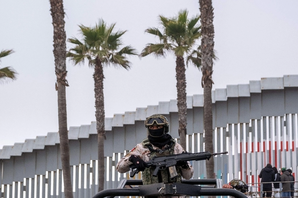 Un elemento del Ejército mexicano vigila en Playas de Tijuana, en Baja California, el 3 de febrero de 2025. Foto Afp