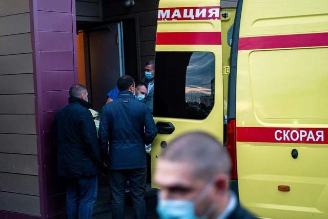 El oposigtor ruso, Alexéi Navalni es subido a la ambulancia que lo transporta al aeropuerto de Omsk. Foto Afp 