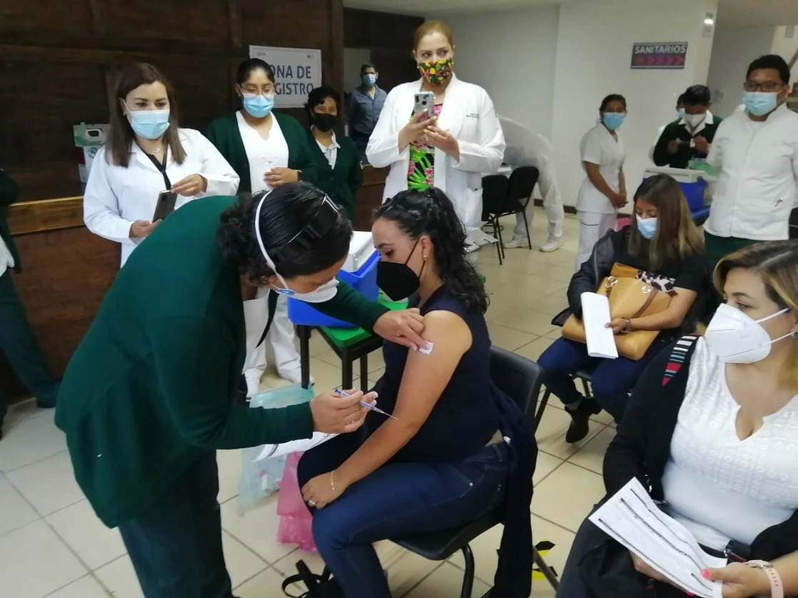 Las autoridades de salud federal comenzaron este martes la vacunación contra el Covid-19 de cerca de 122 mil trabajadores de la educación de Chipas. Foto Elio Henríquez