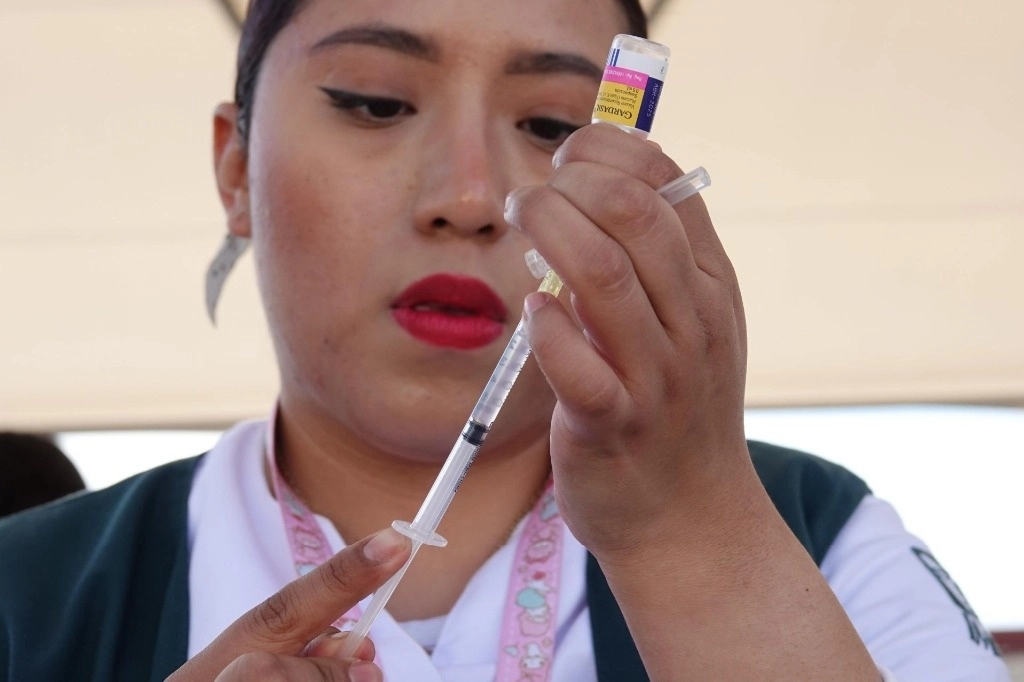 Se cuenta con 35.2 millones ed dosis contra la influenza estacionaria y 19.4 millones contra el covid-19. Foto Cuartoscuro