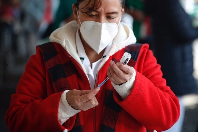 La vacuna de refuerzo contra el Covid-19 se iniciará a aplicar al personal de la salud. Foto Luis Castillo