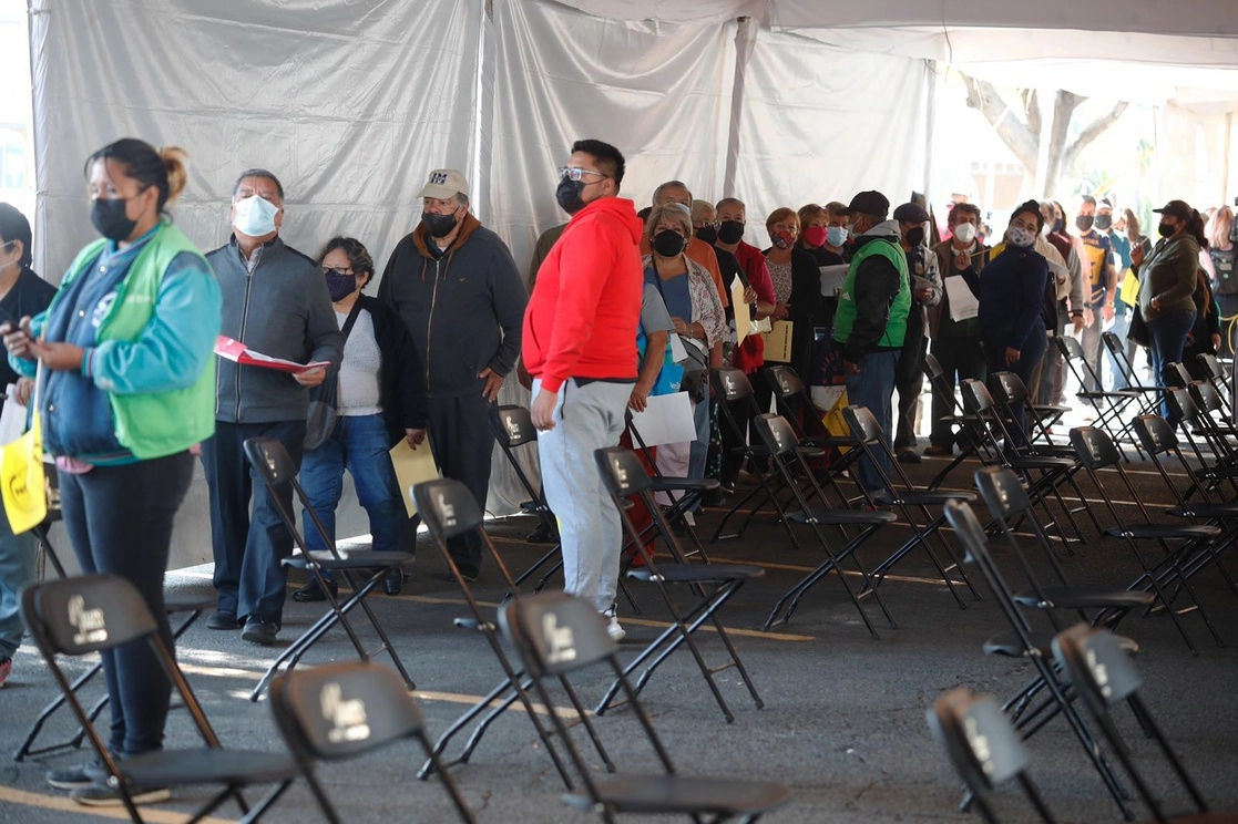 Adultos mayores de 60 años acuden a la FES Zaragoza para recibir su dosis de refuerzo de la vacuna contra el Covid-19, en la Ciudad de México, el 4 de enero de 2022. Foto Cristina Rodríguez