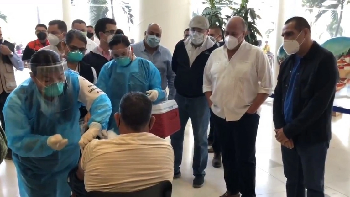 Hoy inició la aplicación de vacunas contra el Covid-19 en Puerto Vallarta, Jalisco. Imagen tomada de un video difundido a través del Twitter de @GobiernoJalisco