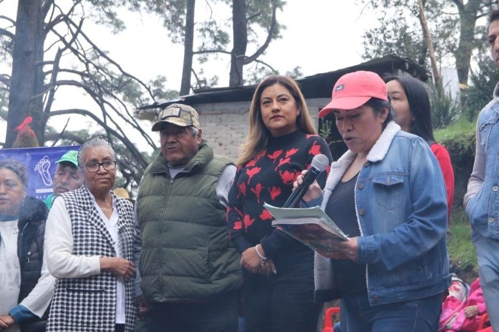 La alcaldesa de Tlalpan, Alfa González, dio el banderazo para comenzar la temporada de venta de árboles de Navidad y flores de Nochebuena en el ejido de Santo Tomás Ajusco. Foto cortesía alcaldía Tlalpan.
