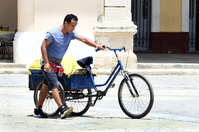 A partir del lunes los ciudadanos cubanos podrán comprar dólares de Estados Unidos. Foto Xinhua