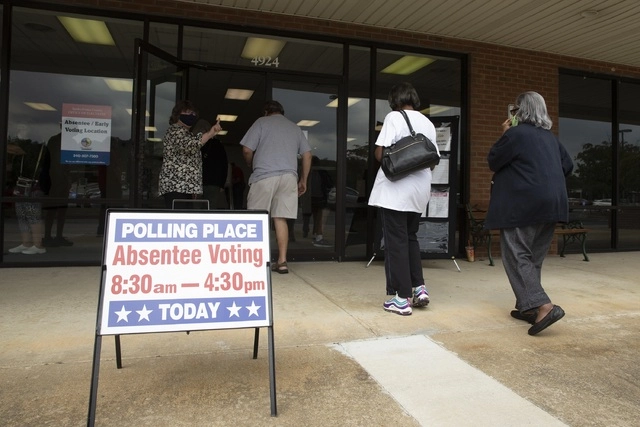 Ciudadanos acuden al centro de votación anticipada en Fairfax, Virgina, Estados Unidos. Foto Ap
