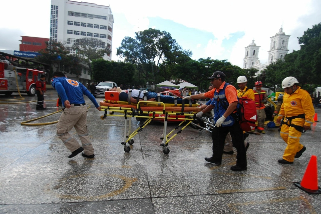 Elementos de Protección Civil municipal realizan un simulacro de choque y traslado al hospital durante una jornada de prevención de accidentes automovilísticos en Chilpancingo, Guerrero. Foto Cuartoscuro / Archivo