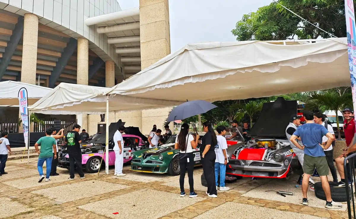 Los Studebaker de la categoría Turismo Mayor, la principal de la Carrera Panamericana, en exhibición, mientras los asistentes se acercan a conocer a los pilotos y sus autos. Foto 