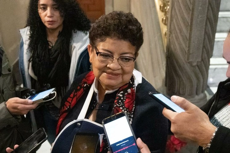 La Procuradora Ernestina Godoy Ramos en su salida del Antiguo Palacio del Ayuntamiento. Foto Pablo Ramos