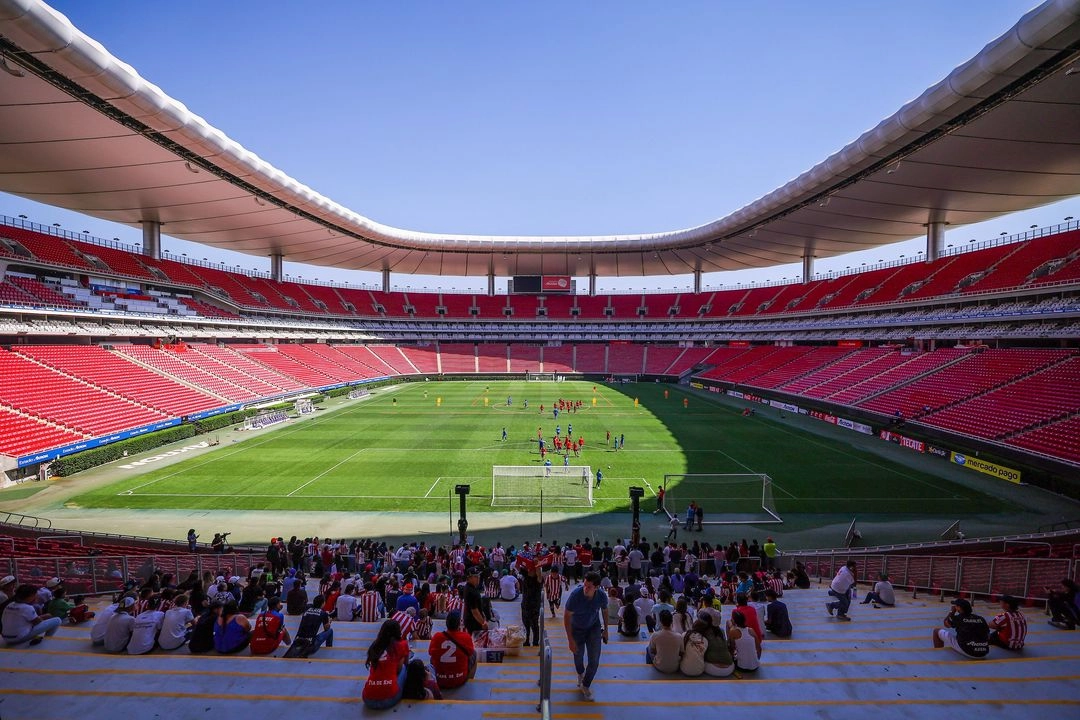 Los trabajos de instalación de nuevo terreno de juego, híbrido y con un sistema de drenaje avanzado, dieron inicio la semana pasada y continuarán hasta lograr un cambio completo, como en otros recintos que albergarán los partidos de la Copa. Foto
