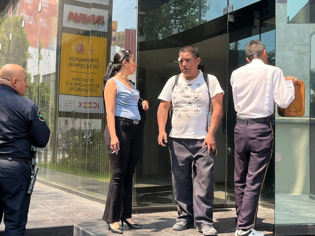 Policías de Investigación acudieron a inspeccionar el lugar, ubicar posibles testigos, así como cámaras de videovigilancia públicas y privadas. Foto Alfredo Domínguez