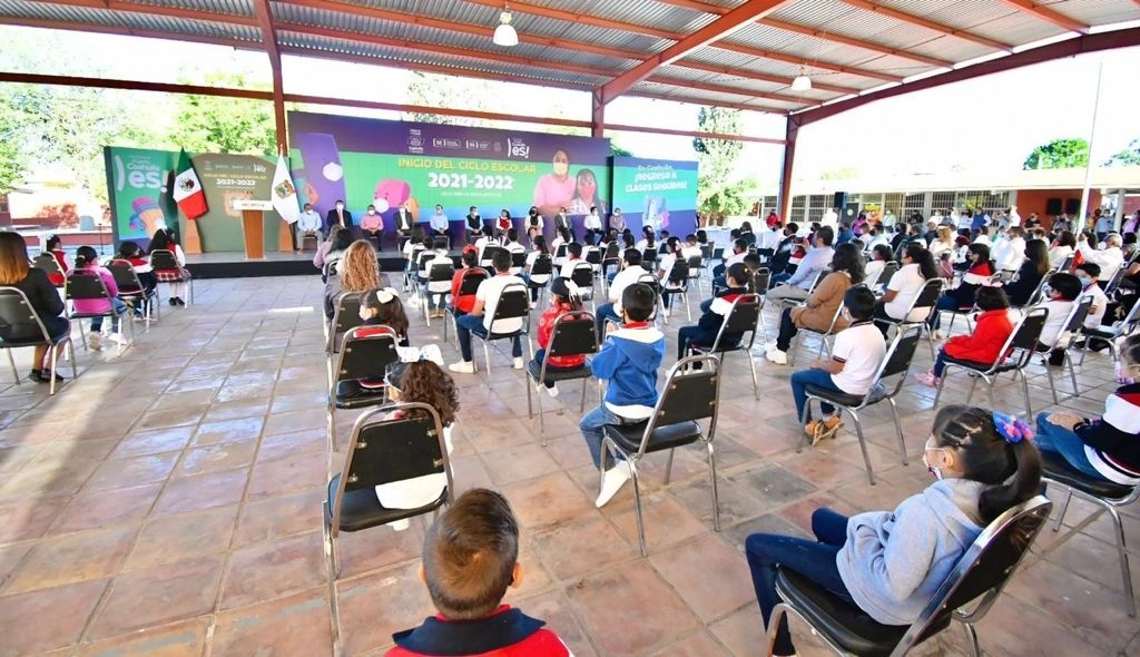 El gobernador Miguel Riquelme en el arranque del ciclo escolar 2021-2022 en Coahuila, el 23 de agosto de 2021. Foto tomada del Twitter de @mrikelme 