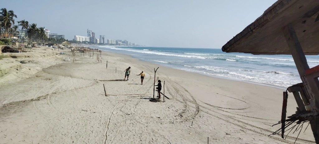 Permanece la incertidumbre sobre el futuro que tendrá el acceso a la playa Revolcadero al concluir diciembre, cuya estructura sigue siendo golpeada por las olas. Foto Héctor Briseño