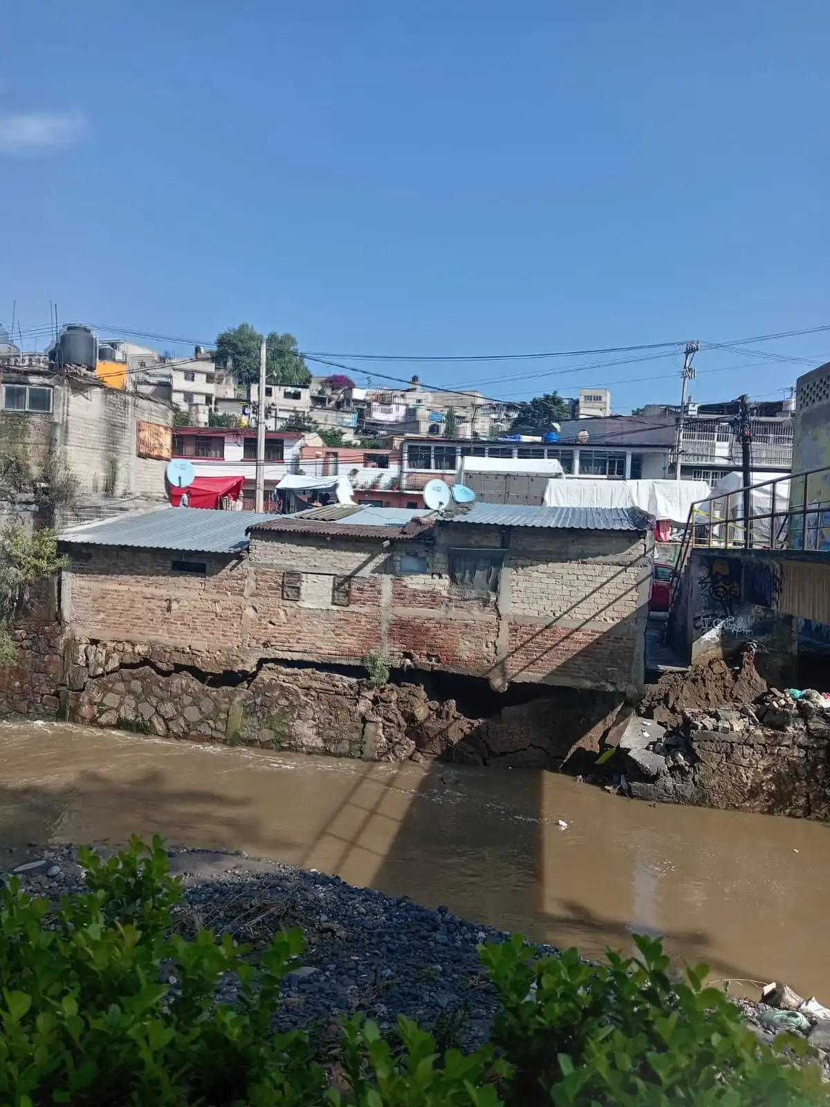 Inician demolición de viviendas en situación de riesgo en Naucalpan