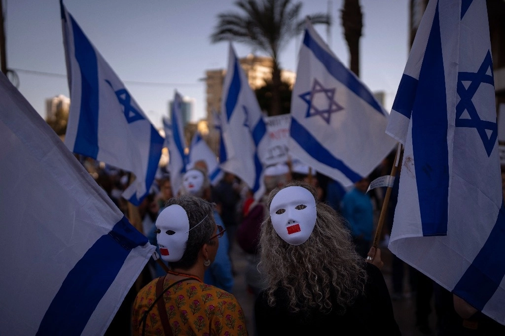 Protesta contra los planes del gobierno del primer ministro Benjamin Netanyahu para reformar el sistema judicial en Tel Aviv, Israel, el martes 28 de marzo de 2023. Foto Ap