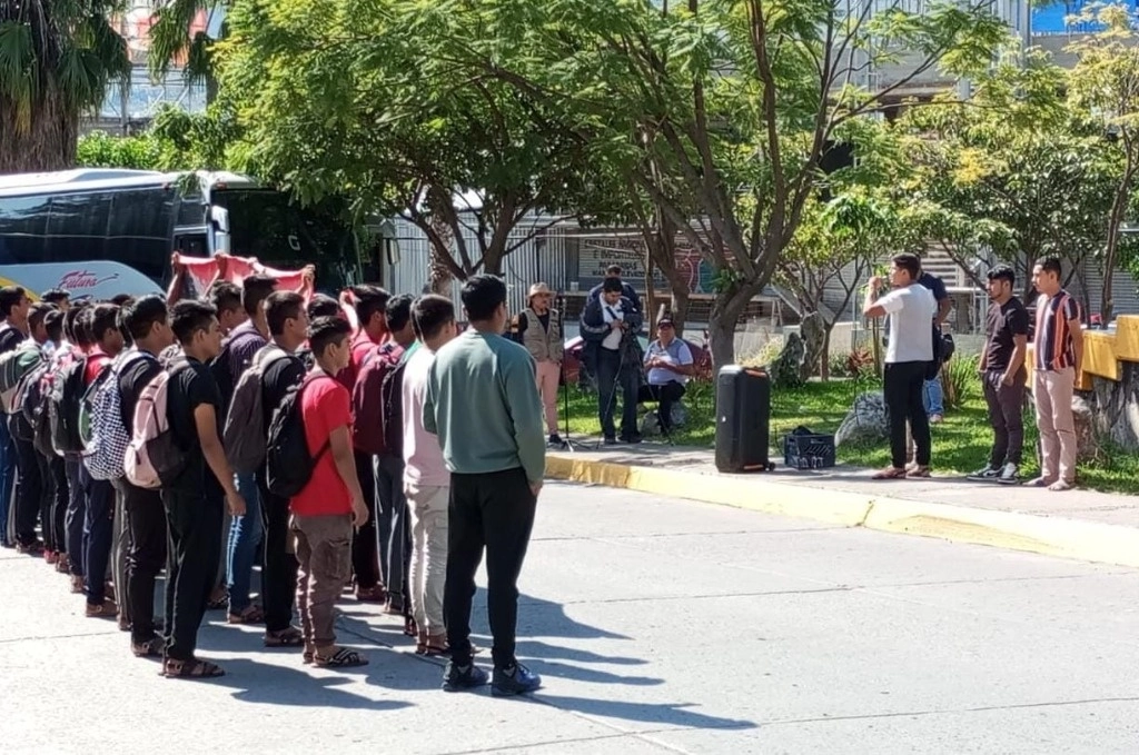 Estudiantes organizados para exigir más presupuesto a la educación normalista en el país. Foto Sergio Ocampo