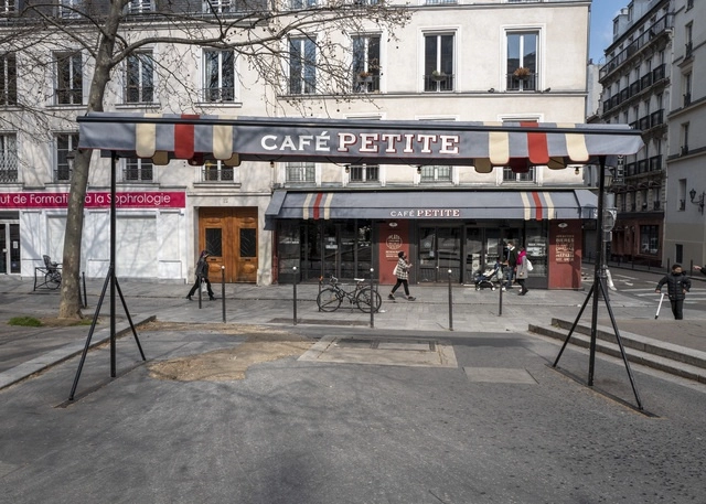 Un restaurante cerrado en París, Francia, en el primer día de confinamiento para evitar la propagación de Covid-19, el sábado 20 de marzo de 2021. Foto Ap