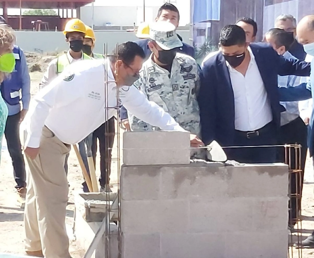 El gobernador de San Luis Potosí, Ricardo Gallardo, colocó la primera piedra de las instalaciones que además albergará a la Unidad de Fuerzas Especiales, el 25 de agosto de 2022. Foto 'La Jornada'