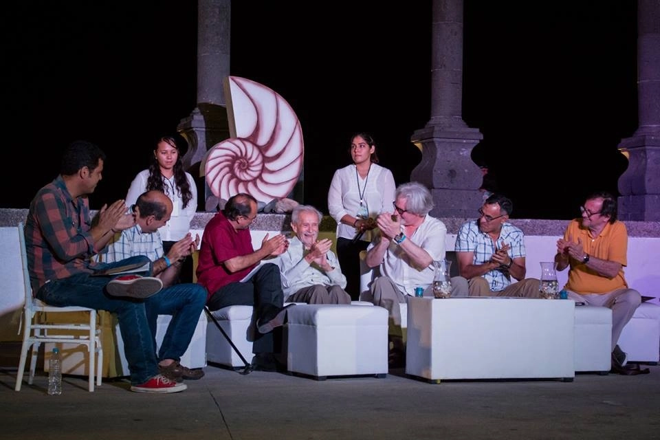 En el Encuentro Internacional de Poetas estuvieron presentes distintas autoridades municipales y el director de "Letras en la Mar", Alejandro Sánchez Cortés, el 12 de noviembre de 2022. Foto La Jornada