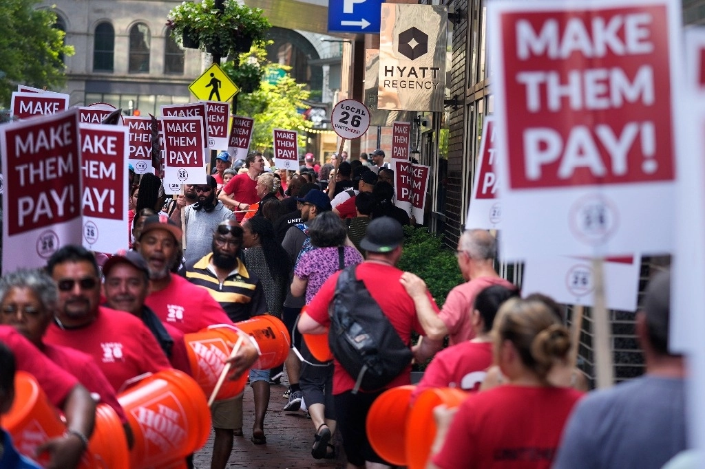 Trabajadores de las industrias hoteleras de Massachusetts protestan frente al Hyatt Regency Boston. Foto Ap