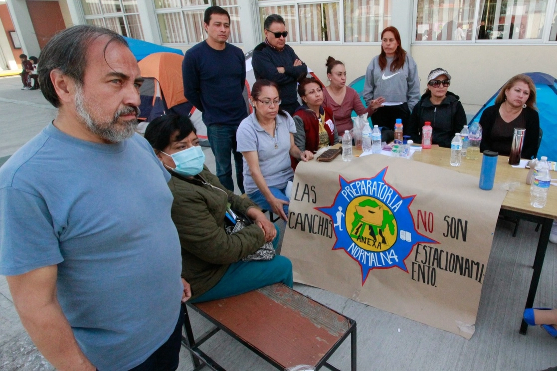 Algunos de los docentes en el campamento donde instalaron su protesta. Foto Daniel Ramón Quiroz.
