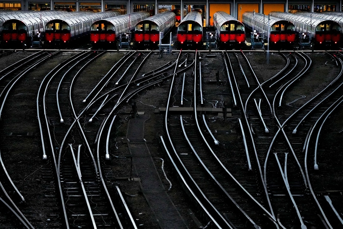 Los trenes de la línea Piccadilly detenidos por la huelga de empleados que  exigen mejores salarios y pensiones en Londres. Foto Ap