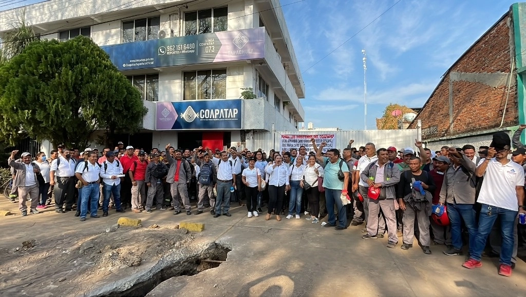 Integrantes del Sindicato de Trabajadores al Servicios del Comité de Agua Potable y Alcantarillado de Tapachula iniciaron una huelga para exigir cumplimiento al contrato colectivo y reinstalación de 23 trabajadores despedidos injustificadamente. Foto Édgar H. Clemente
