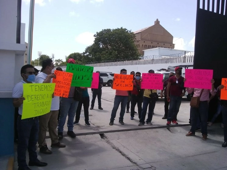 Los trabajadores de la FGE de QRoo expusieron pancartas con leyendas como “Señor gobernador, urge su intervención”, “Tenemos derecho a un sueldo digno”, “Brazos Caídos”. Foto FGE