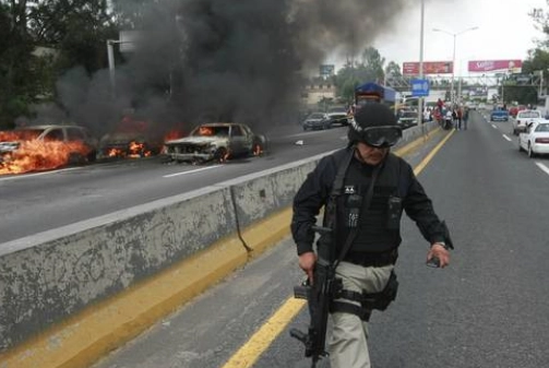 En imagen de archivo,  vehículos incendiados en la ciudad de Guadalajara. Foto Xinhua