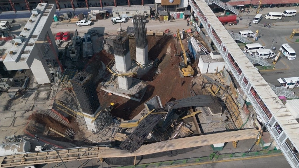 Columna de varillas que colapsó en la obra del Trolebús Chalco-Santa Martha, a la altura del metro Santa Martha en la Ciudad de México, el 24 de febrero de 2024. Foto Pablo Ramos
