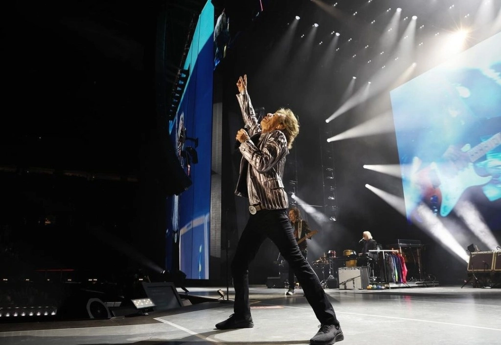 Previo al concierto del domingo, Jagger pasó tiempo el viernes recorriendo el Centro Espacial Johnson de la NASA en los suburbios de Houston, y publicó fotografías en su cuenta de Instagram de él con astronautas dentro del Control de la Misión. Foto tomada del Instagram @therollingstones
