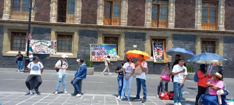 Ayer jueves integrantes del MAES realizaron una manifestación frente a la sede de la Secretaría de Educación Pública en la calle de Brasil, en el Centro Histórico de la capital. Imagen tomada de https://www.facebook.com/QueChidoElMAES