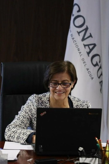 La directora general de Conagua, Blanca Jiménez durante una reunión virtual. Foto tomada de la cuenta de Twitter @conagua_mx