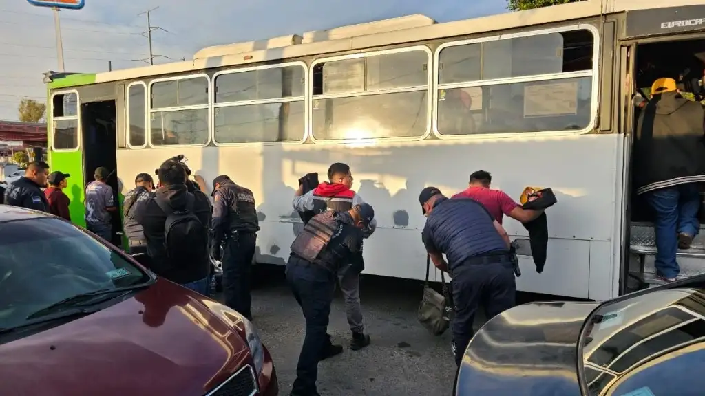 Policías estatales realizaron revisiones en transporte público. Foto La Jornada