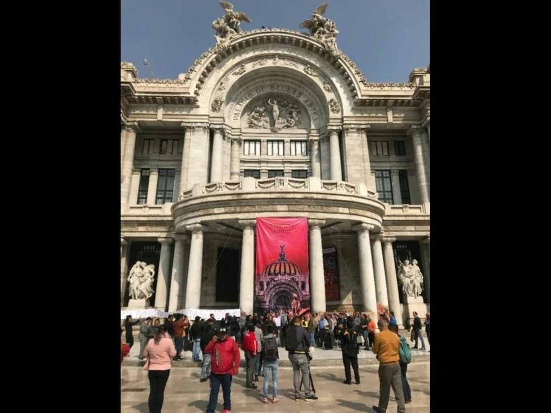 Protesta de trabajadores afuera del Palacio de Bellas Artes por falta de pago. Foto Fabiola Palapa Quijas / Archivo 
